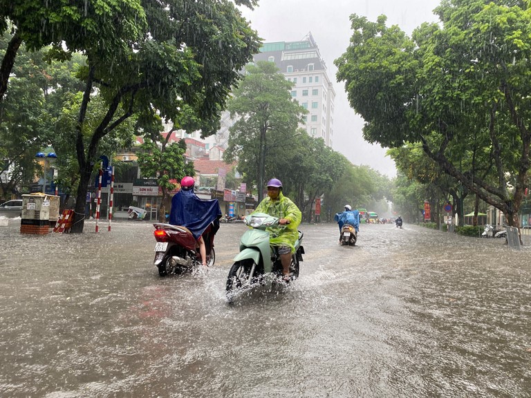 Sau trận mưa lớn, Hà Nội ngập sâu tại một số khu vực nội thành - Ảnh 13