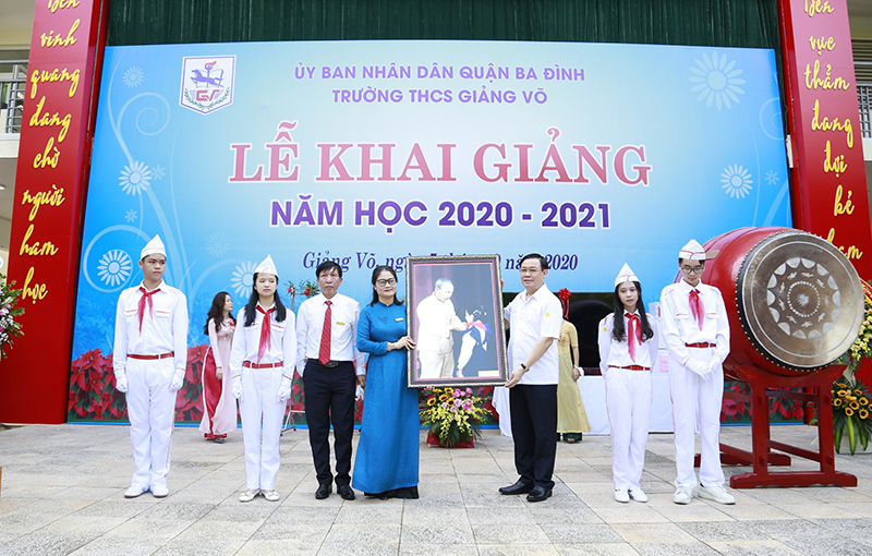 Bí thư Thành ủy Vương Đình Huệ dự Lễ khai giảng năm học mới tại trường THCS Giảng Võ - Ảnh 2