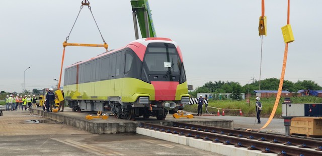 Cận cảnh thao tác đưa đoàn tàu đường sắt Nhổn - Ga Hà Nội lên ray - Ảnh 2