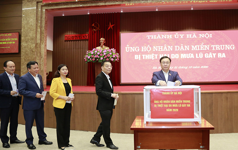 Cơ quan Thành ủy Hà Nội tham gia ủng hộ người dân các tỉnh miền Trung - Ảnh 1