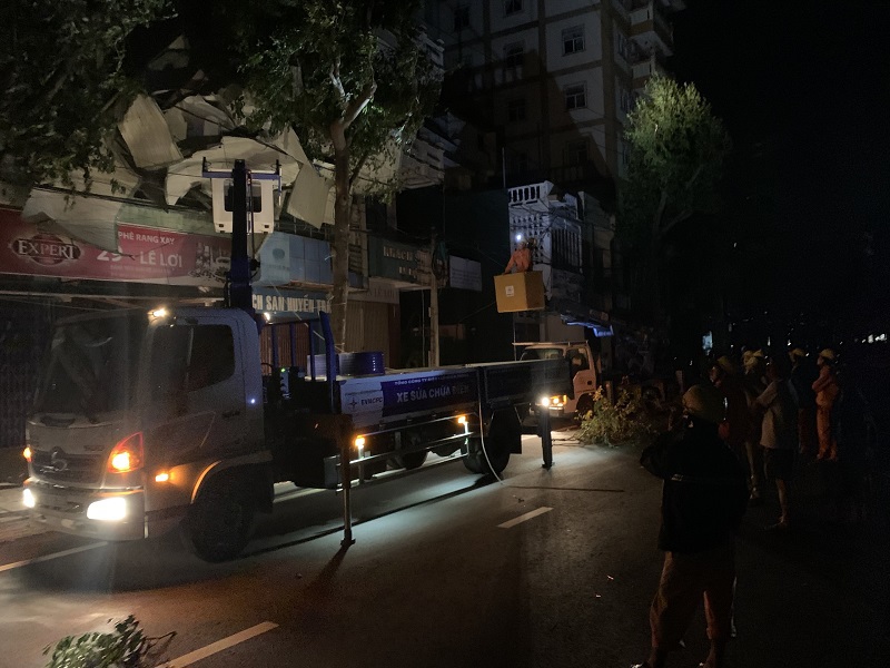 PC Quảng Ngãi huy động tổng lực khẩn trương khôi phục cấp điện sau bão số 9 - Ảnh 2