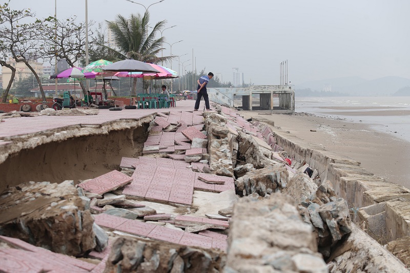 Nghệ An: Sóng đánh tan hoang kè bãi biển Cửa Lò - Ảnh 10