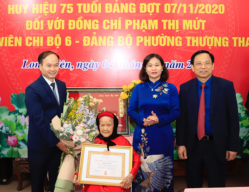 Phó Bí thư Thường trực Thành ủy Nguyễn Thị Tuyến trao Huy hiệu Đảng cho đảng viên lão thành - Ảnh 1
