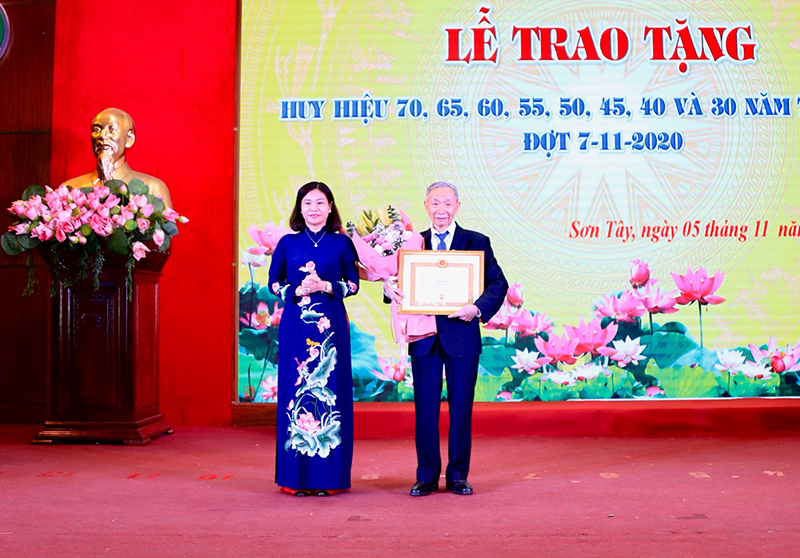 Phó Bí thư Thường trực Thành ủy Nguyễn Thị Tuyến trao Huy hiệu Đảng tại thị xã Sơn Tây - Ảnh 1