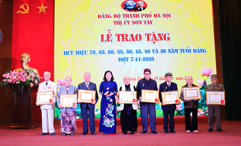 Phó Bí thư Thường trực Thành ủy Nguyễn Thị Tuyến trao Huy hiệu Đảng tại thị xã Sơn Tây - Ảnh 2