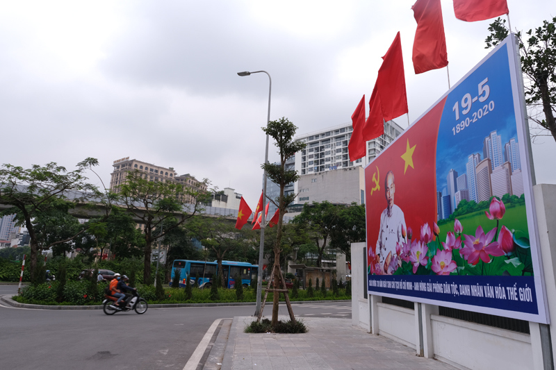 Hà Nội rực rỡ cờ hoa kỷ niệm 130 năm ngày sinh Bác Hồ - Ảnh 15