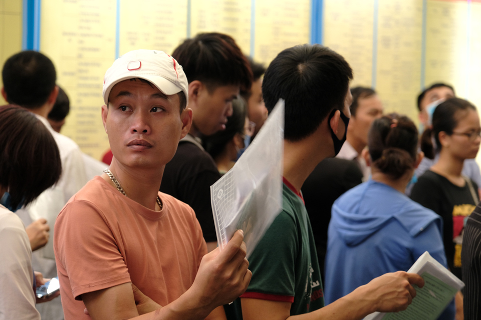Hà Nội: Hàng trăm người xếp hàng từ sáng sớm làm thủ tục hưởng trợ cấp thất nghiệp - Ảnh 7