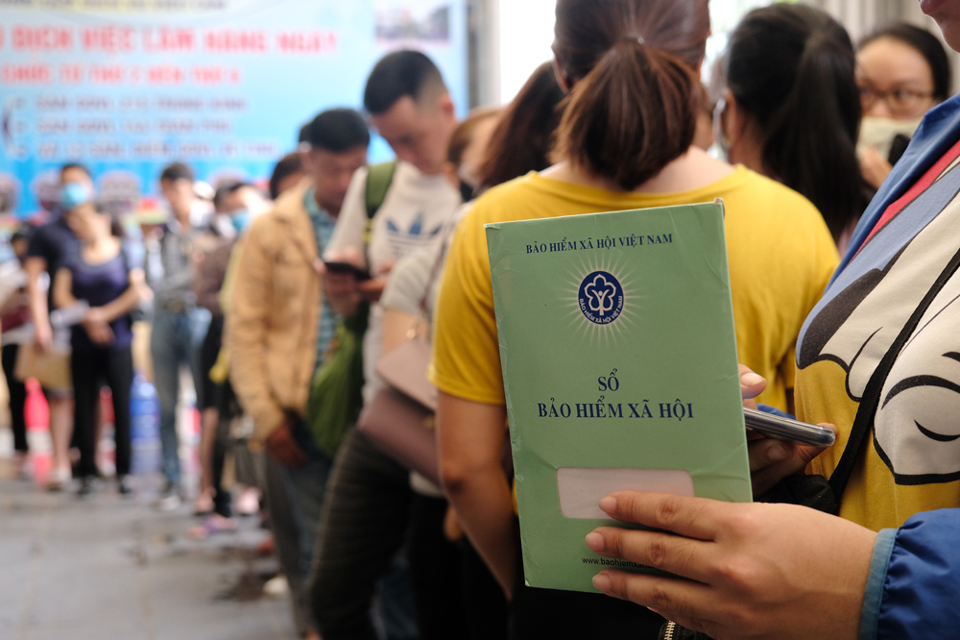 Hà Nội: Hàng trăm người xếp hàng từ sáng sớm làm thủ tục hưởng trợ cấp thất nghiệp - Ảnh 4