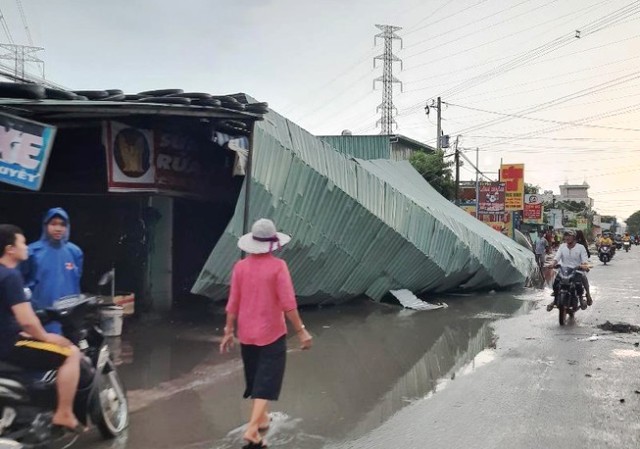 Mưa lớn, dông lốc gây thiệt hại nặng nề cho nhiều tỉnh Nam Bộ - Ảnh 1