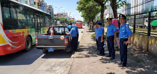 Thanh tra Giao thông ra quân kiểm tra xe khách khu vực quận Hoàng Mai - Ảnh 1