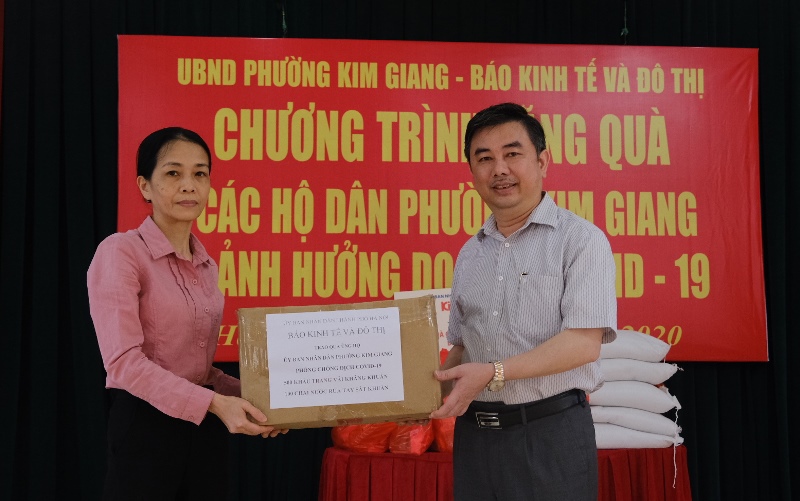 Báo Kinh tế & Đô thị trao quà cho người dân phường Kim Giang - Ảnh 1