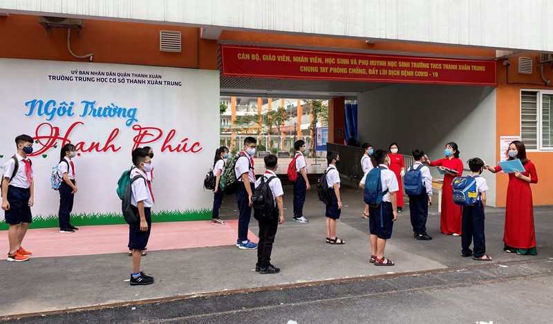 Quận Thanh Xuân: Lớp học chia đôi, chào cờ tại lớp trong ngày đầu học sinh trở lại trường - Ảnh 1