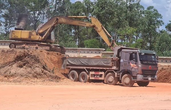 Quảng Bình: Giấy phép hết hạn, doanh nghiệp vẫn ngang nhiên khai thác “lậu” khoáng sản - Ảnh 1