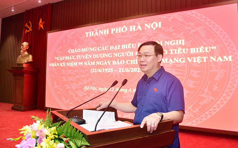 Lãnh đạo thành phố Hà Nội gặp mặt các đại biểu là những người làm báo tiêu biểu cả nước - Ảnh 2