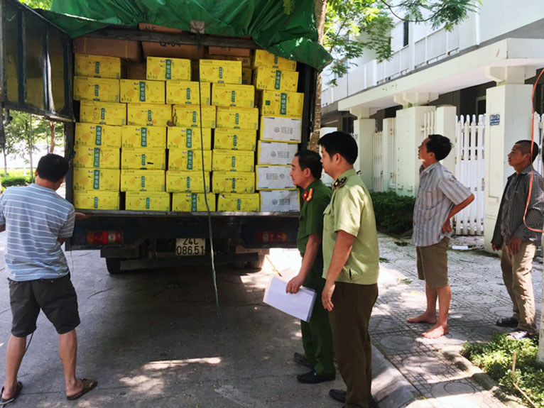 Quản lý thị trường Hà Nội bắt giữ 6 tấn bánh kẹo, đồ chơi nhập lậu - Ảnh 1