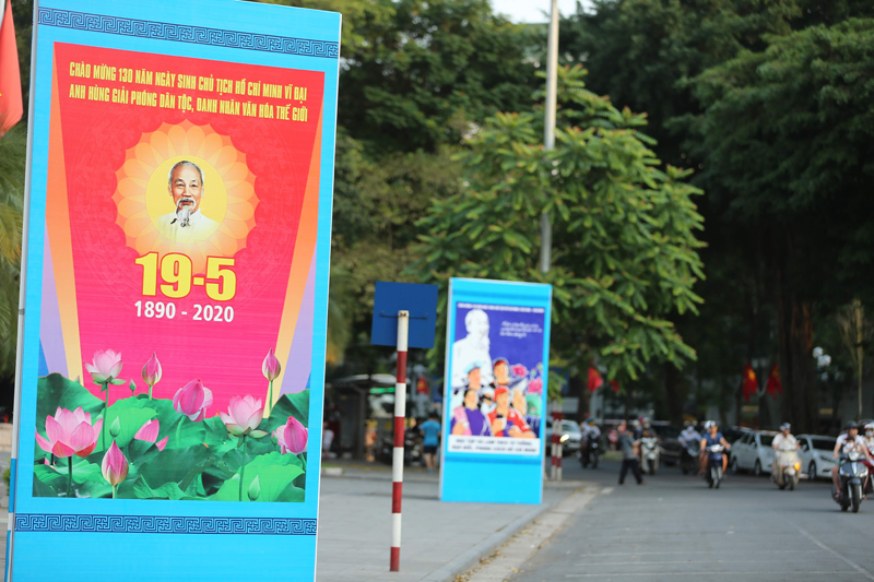 Hà Nội rực rỡ cờ hoa kỷ niệm 130 năm ngày sinh Bác Hồ - Ảnh 12