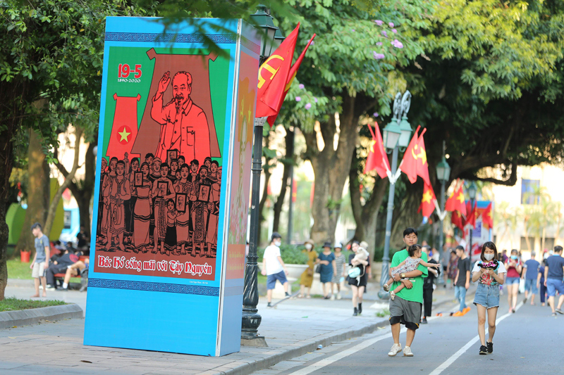 Hà Nội rực rỡ cờ hoa kỷ niệm 130 năm ngày sinh Bác Hồ - Ảnh 13