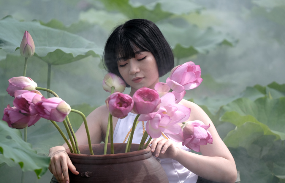 Vẻ đẹp thiếu nữ Hà Thành khoe sắc cùng hoa sen - Ảnh 11