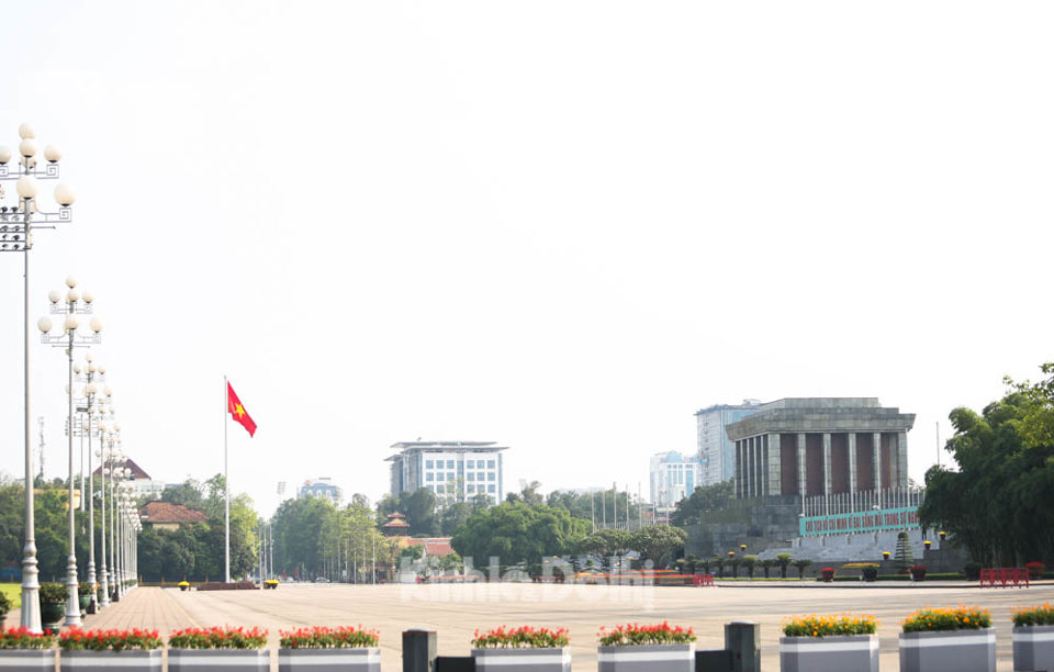 [Ảnh] Hà Nội: Đường phố trang hoàng trước ngày kỷ niệm 45 năm Giải phóng miền Nam, thống nhất đất nước - Ảnh 5
