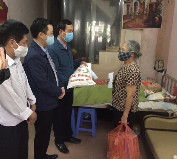 MTTQ huyện Thanh Trì trao quà cho hàng nghìn trường hợp cần hỗ trợ - Ảnh 1