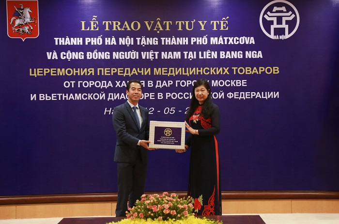 Hà Nội trao tặng vật tư y tế phòng, chống dịch Covid-19 cho thành phố Mátxcơva - Ảnh 2