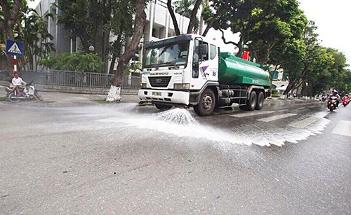 Hà Nội: Chấp thuận về nguyên tắc thực hiện rửa đường đảm bảo vệ sinh môi trường - Ảnh 1