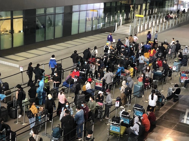 Đưa gần 340 công dân từ Anh về sân bay Tân Sơn Nhất - Ảnh 1