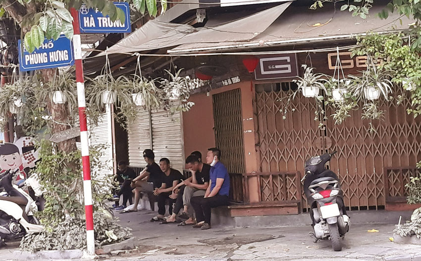 Hà Nội: Người dân không giữ khoảng cách an toàn, hàng quán “hé cửa” kinh doanh - Ảnh 3