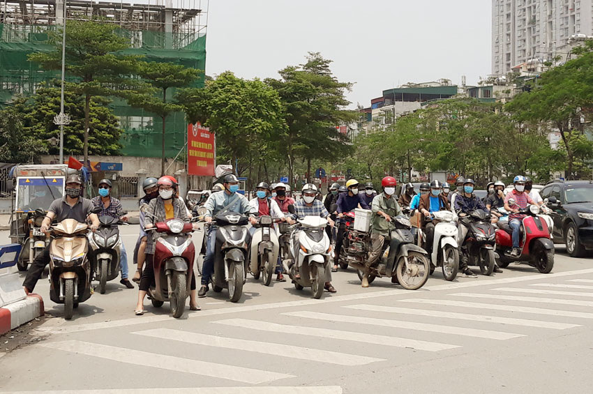 Hà Nội: Người dân không giữ khoảng cách an toàn, hàng quán “hé cửa” kinh doanh - Ảnh 1