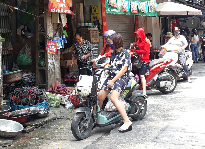 Hà Nội: Người dân không giữ khoảng cách an toàn, hàng quán “hé cửa” kinh doanh - Ảnh 5