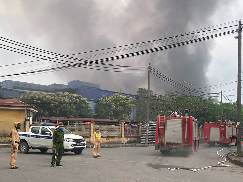 Tại huyện Gia Lâm: Cháy lớn ở Khu công nghiệp Phú Thị, nghi có người mắc kẹt - Ảnh 2