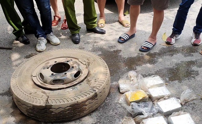 Bắt nhóm đối tượng giấu 16 bánh heroin trong lốp xe tải mang đi tiêu thụ - Ảnh 1