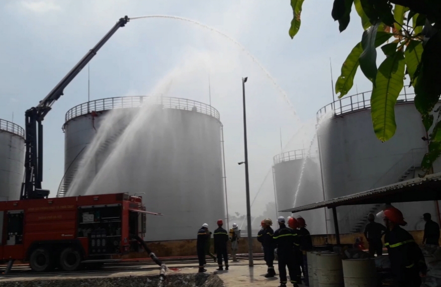 Hà Nội: Cháy giả định bồn chứa xăng 1000m3, cảnh sát nhanh chóng khống chế - Ảnh 6