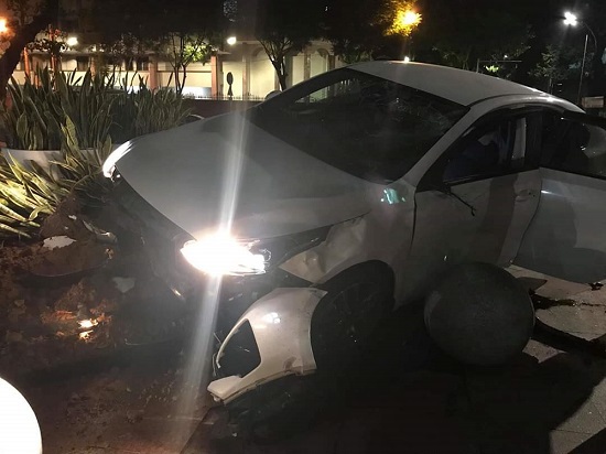 Gây tai nạn, ô tô đâm thẳng vào khuôn viên tòa nhà hành chính Đà Nẵng - Ảnh 2