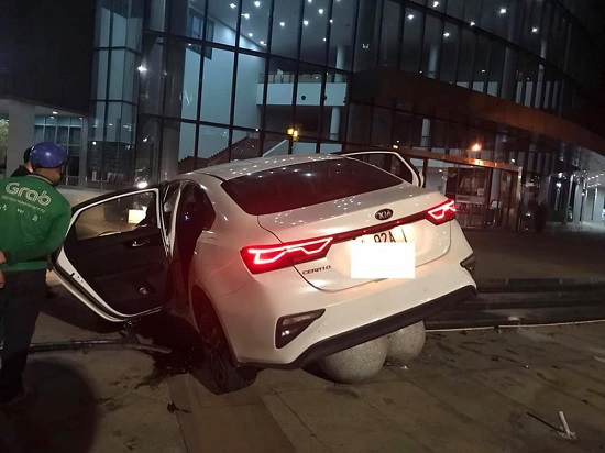Gây tai nạn, ô tô đâm thẳng vào khuôn viên tòa nhà hành chính Đà Nẵng - Ảnh 1