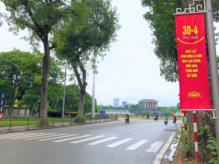 [Ảnh] Hà Nội rực rỡ cờ hoa kỷ niệm 45 năm Ngày Giải phóng miền Nam, thống nhất đất nước - Ảnh 5