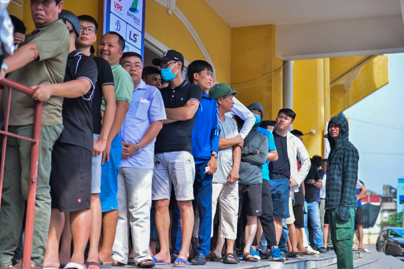 Người hâm mộ xếp hàng dưới nắng nóng mua vé trận Nam Định gặp HAGL - Ảnh 6