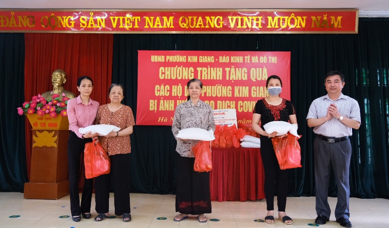 Báo Kinh tế & Đô thị trao quà cho người dân phường Kim Giang - Ảnh 2