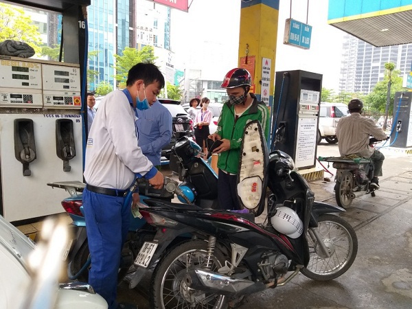 Nhiều cây xăng tại Hà Nội bán cầm chừng hoặc dừng kinh doanh - Ảnh 1