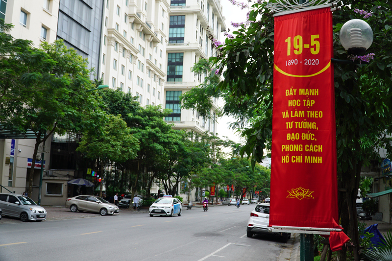 Hà Nội rực rỡ cờ hoa kỷ niệm 130 năm ngày sinh Bác Hồ - Ảnh 4