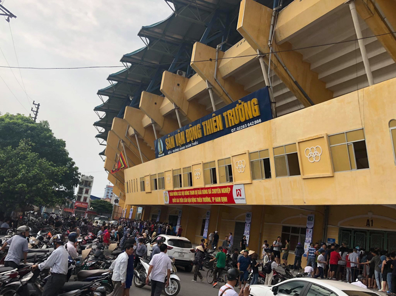 Người hâm mộ xếp hàng dưới nắng nóng mua vé trận Nam Định gặp HAGL - Ảnh 1
