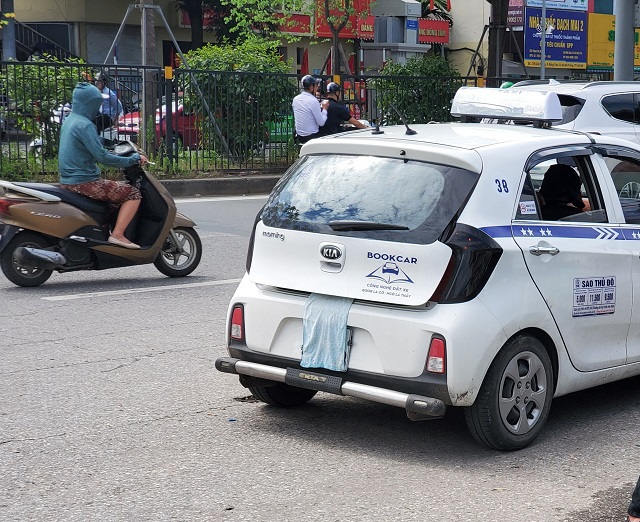 Hàng chục taxi che biển, sửa biển số náo loạn khu vực cổng Bệnh viện Bạch Mai - Ảnh 5