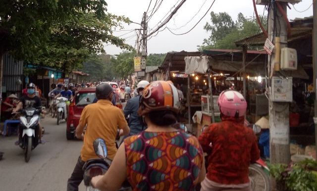 Tại phường Đại Mỗ, quận Nam Từ Liêm: Chợ họp tràn ra đường trong thời điểm cách ly xã hội - Ảnh 1