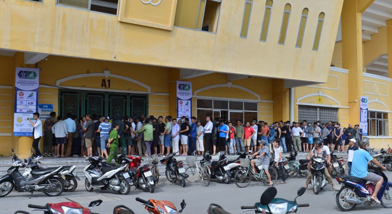 Người hâm mộ xếp hàng dưới nắng nóng mua vé trận Nam Định gặp HAGL - Ảnh 9