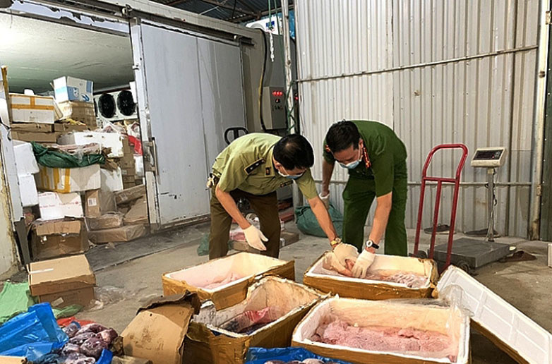 Quản lý thị trường Hà Nội bắt giữ hơn 6 tấn thực phẩm đông lạnh nhập lậu - Ảnh 1