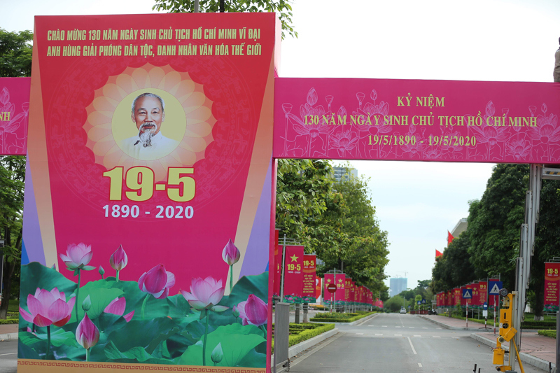 Hà Nội rực rỡ cờ hoa kỷ niệm 130 năm ngày sinh Bác Hồ - Ảnh 3