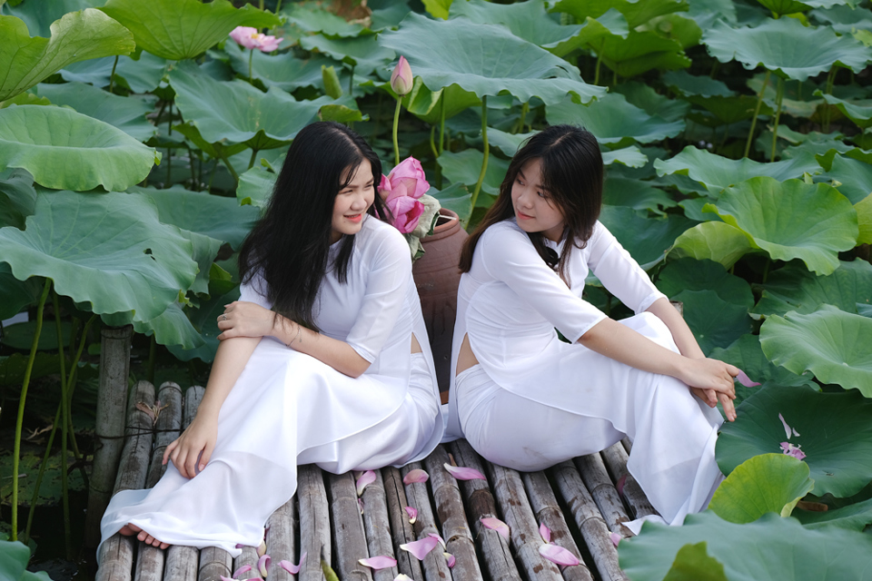 Vẻ đẹp thiếu nữ Hà Thành khoe sắc cùng hoa sen - Ảnh 2