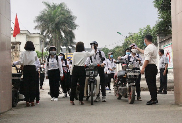 Trường THPT Sóc Sơn phòng dịch Covid-19 ra sao trong ngày đầu đón học sinh trở lại? - Ảnh 2