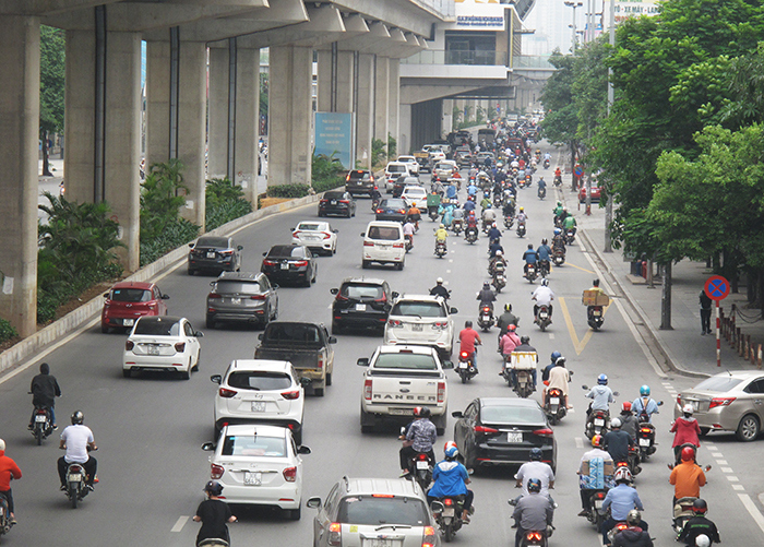 [Ảnh] Đường phố Hà Nội đông đúc trong ngày đầu tuần - Ảnh 3