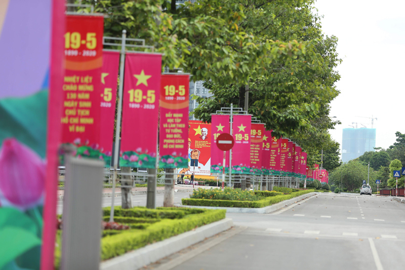 Hà Nội rực rỡ cờ hoa kỷ niệm 130 năm ngày sinh Bác Hồ - Ảnh 16